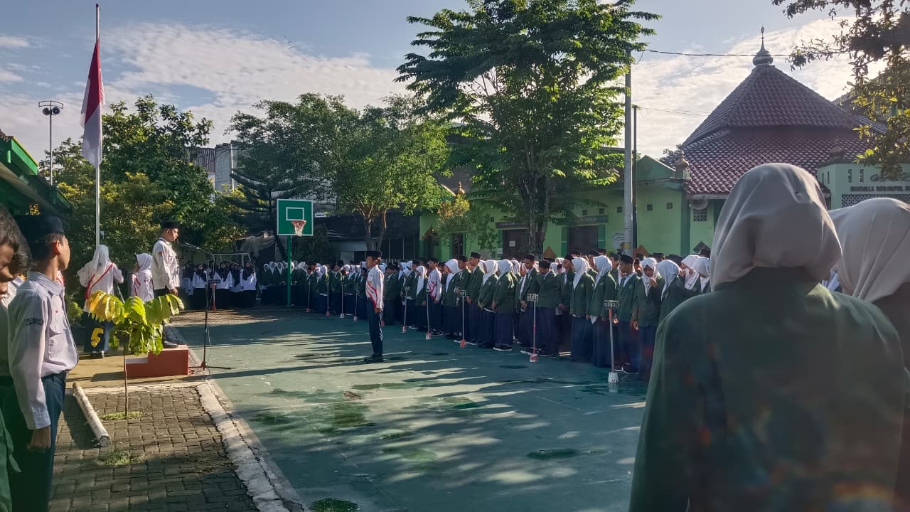 MTsN 9 Bantul Laksanakan Upacara Bendera Rutin, Tekankan Pentingnya Adab kepada Guru
